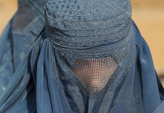 Afghan TV presenters told more veil, less make-up