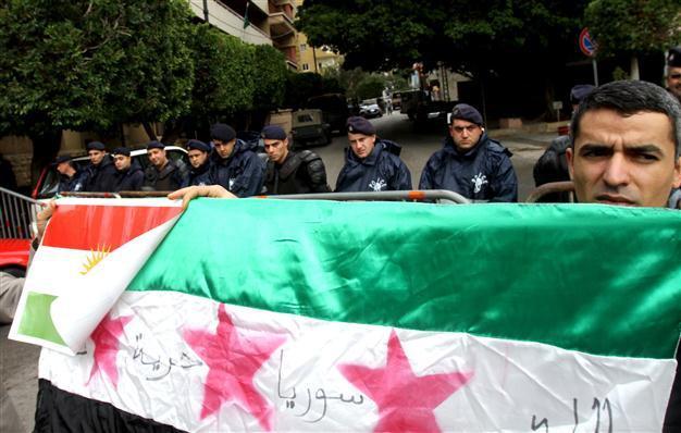 Syrian Kurds mistrust government and opposition-activists