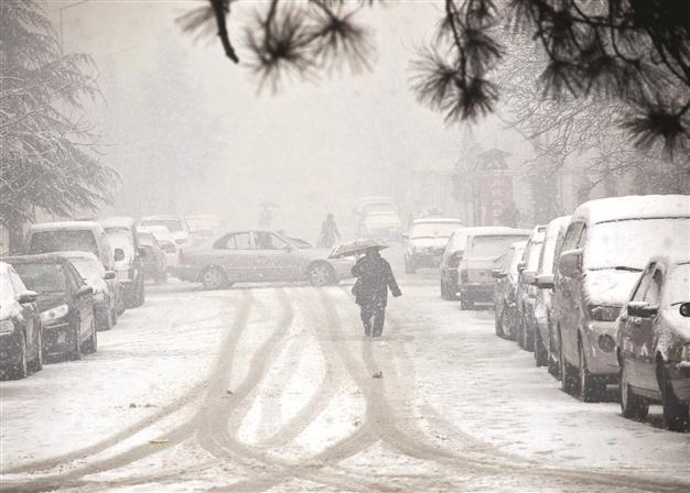 Snowfall closes roads, schools across Turkey