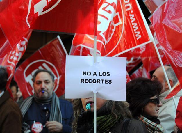 Spanish economy shrinks, sliding into recession