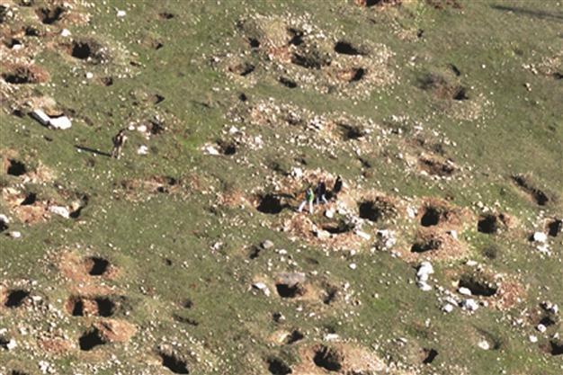Raiders plundering Byzantine treasures