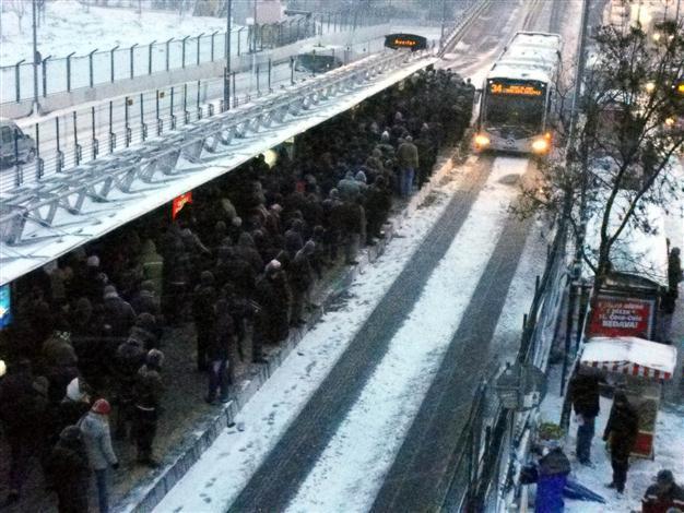 Heavy snow paralyzes European side of Istanbul