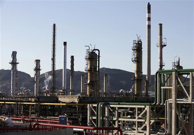Iran stops oil sales to British, French companies: official