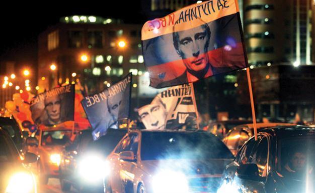 Rival Putin crowds rally across Russia