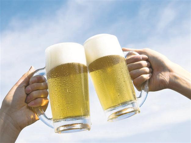 Iraqis savor beer from Turkey as locals like English whiskey
