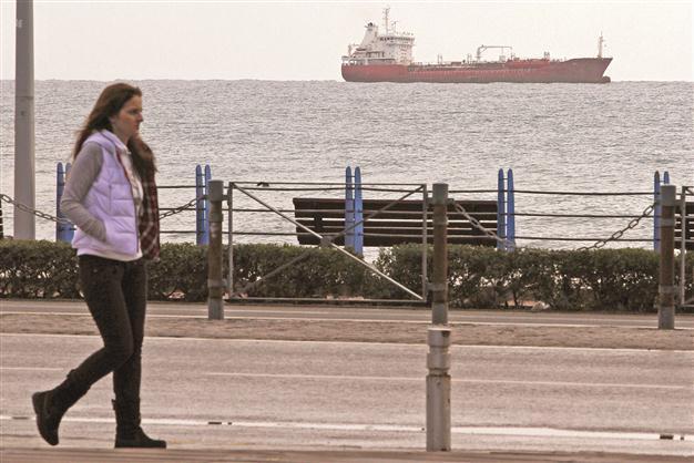 Doubts grow on ship as Qatar urges Syria action
