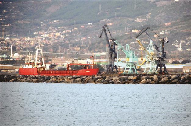 Ship unloads dangerous cargo in Syria: officials