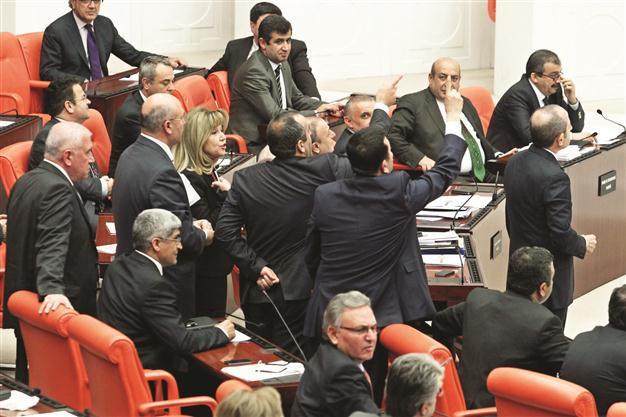 Parliamentary row over internal rules postponed