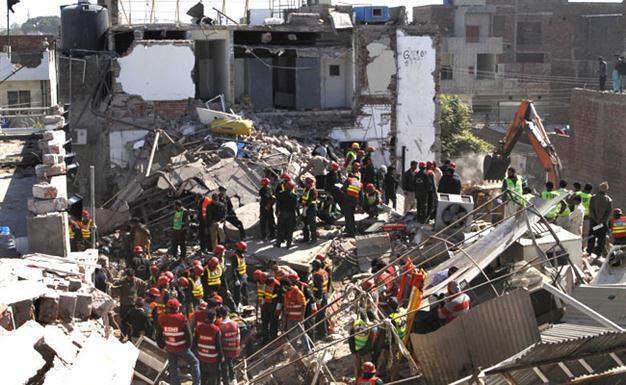 100 feared trapped in Pakistan building collapse