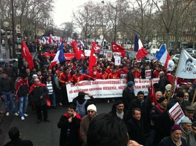 Thousands of Turks gather in Paris to protest genocide bill