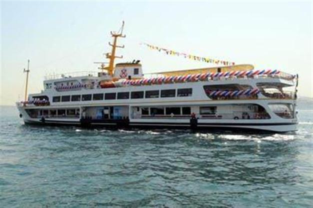 Motor dysfunction leaves steamship stranded in Istanbul