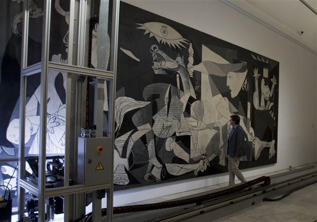 Picassos Guernica undergoes medical check