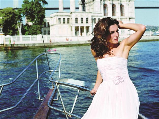 Monica Molina at İş Sanat stage