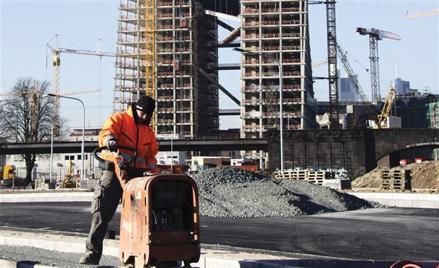 Germany slashes gap on growth, low jobless rate