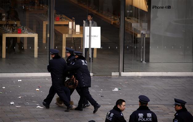Apple suspends iPhone sales at China stores