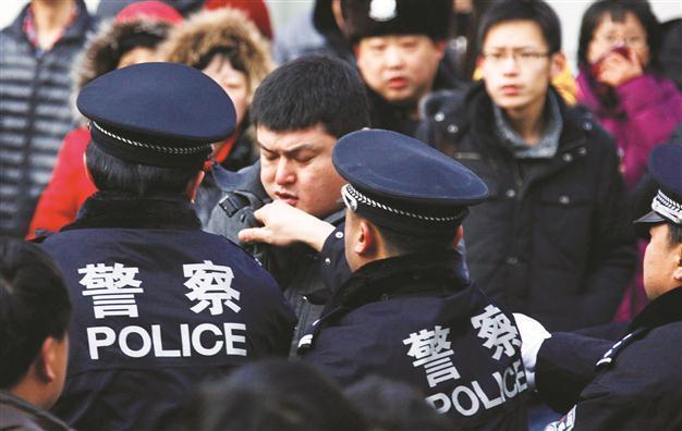 Apple suspends iPhone sales in China after big stampede