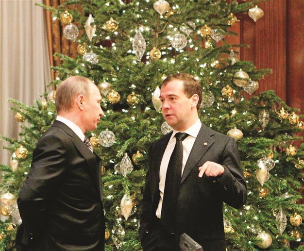 Russia slams sanctions, hardens over Iran, Syria