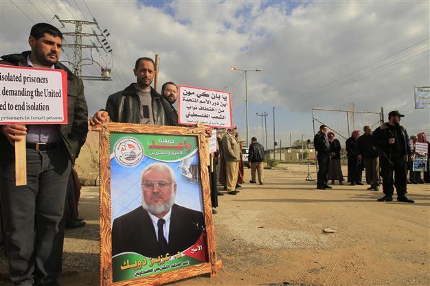 Protesters throw shoes at UN chief in Gaza