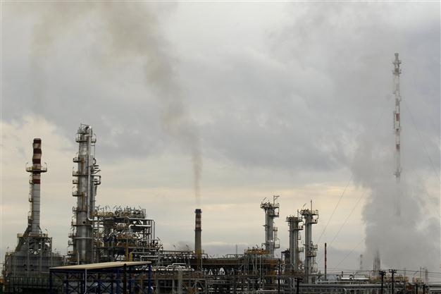 Greece seeking backup oil supply against Iranian embargo
