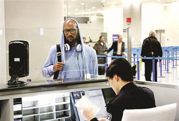 Anelka arrives in Shanghai