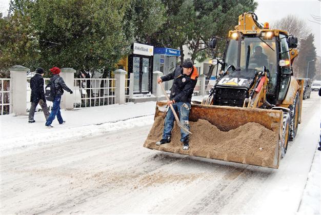 Keeping roads open in snow costs 20 mln liras