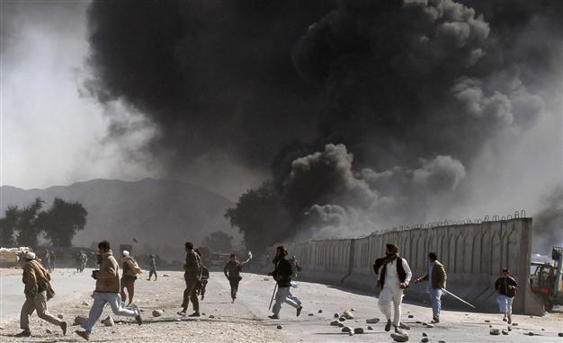 Suicide bomber attacks NATO convoy, 7 wounded: official