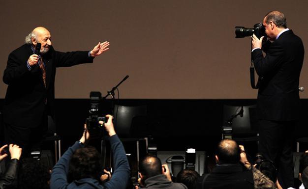 Erdoğan takes picture of Turkish-Armenian photographer Ara Güler