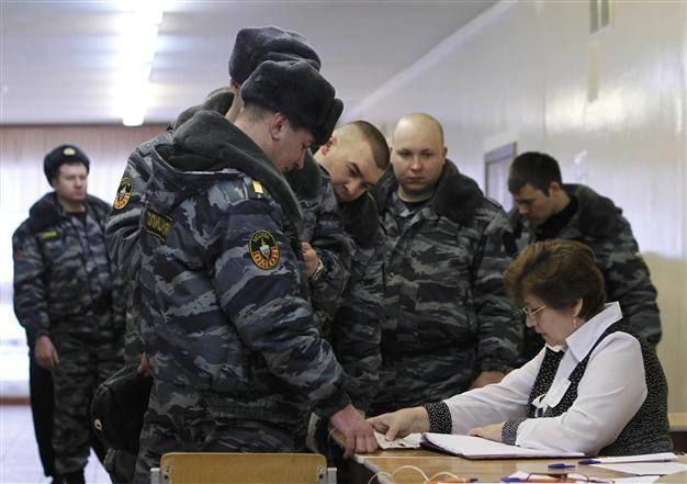 Putin seeks Kremlin return to defy protests