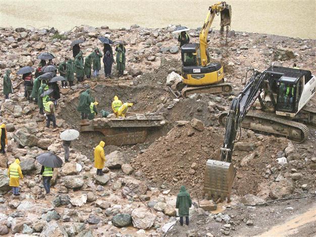 Eight workers still missing in Adana