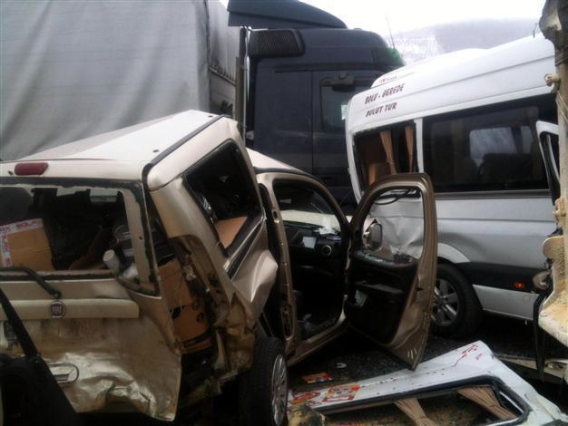 Twenty cars collide in highway crash in Turkey