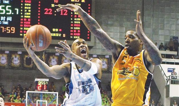 Marbury denies hitting fan