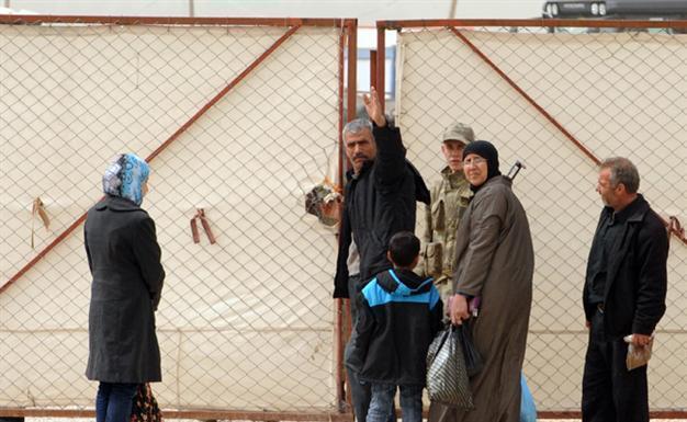 Syrians fleeing from violence stream into Turkey