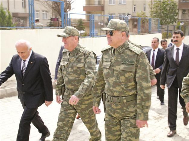 Turkish commander visits Syrian border