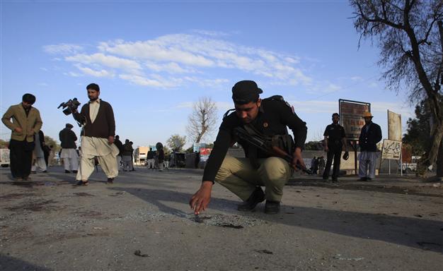 Gunmen kill six UN workers, Shiites in Pakistan
