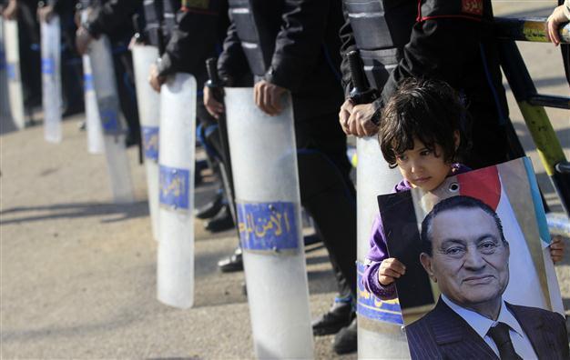Mubaraks defense lawyer praises Egypts ex-leader
