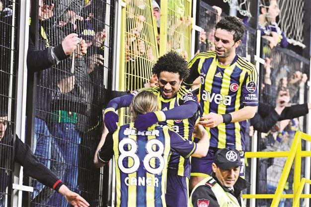 Unity in Lefter tributes an oasis, Turkish football drowns in hatred