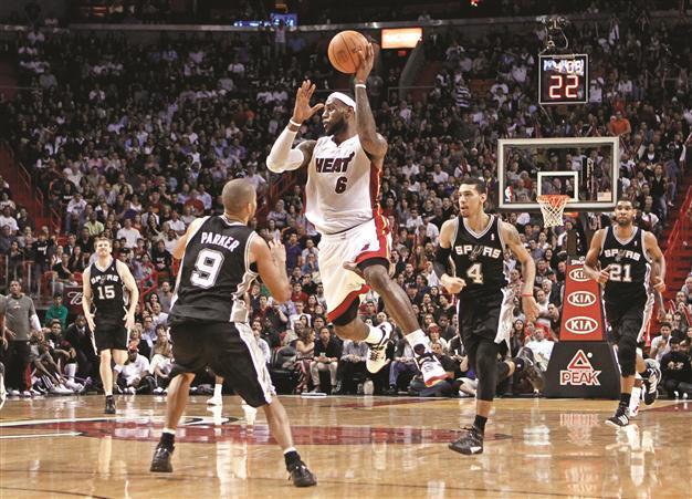 Heat shoots down Spurs with long-range