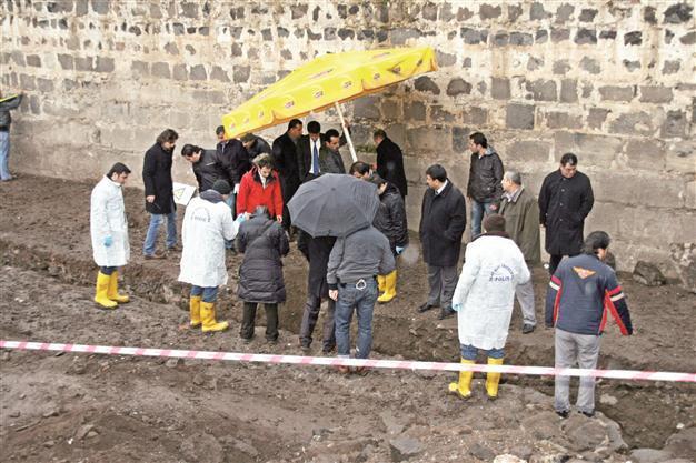New excavation tries to solve mass murders