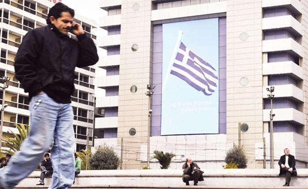 Greece holds key debt talks amid EU threats