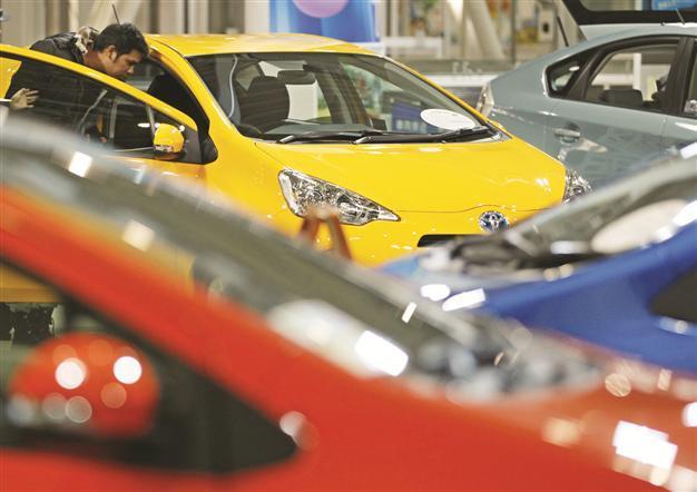 Recovery in Japan slow, output falls