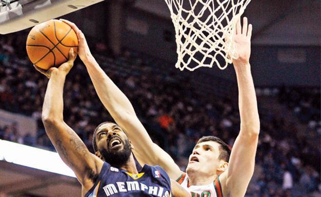 İlyasova double-double not enough for Bucks