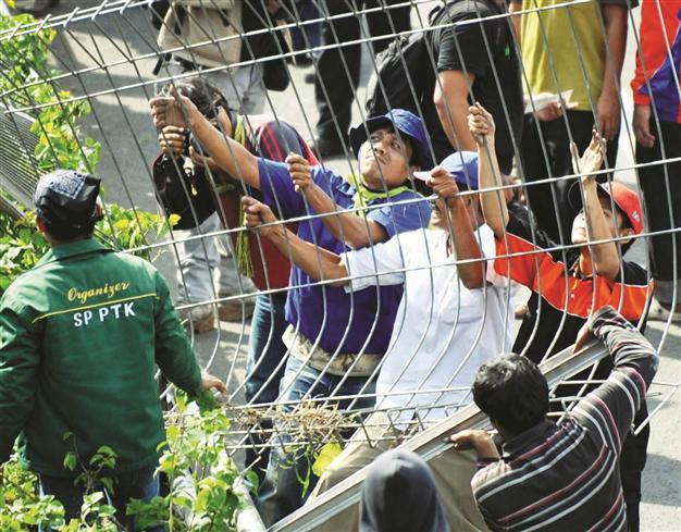 Indonesia blocks fuel prices hike on protests