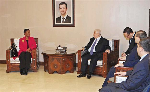Senior official defects as Annan heads to Damascus
