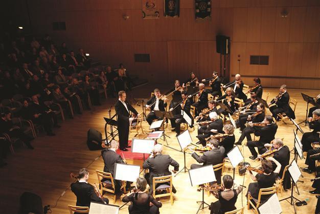 Duisburg Ensemble plays with Akkaya