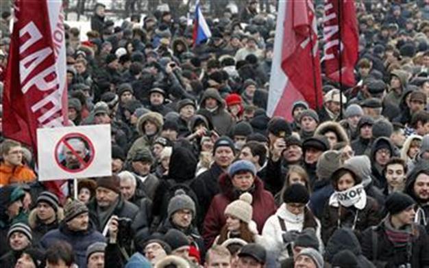 Thousands protest Putin, but crowd is smaller