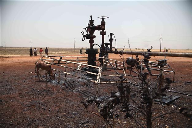 South Sudan says Sudan bombs oil fields in border region