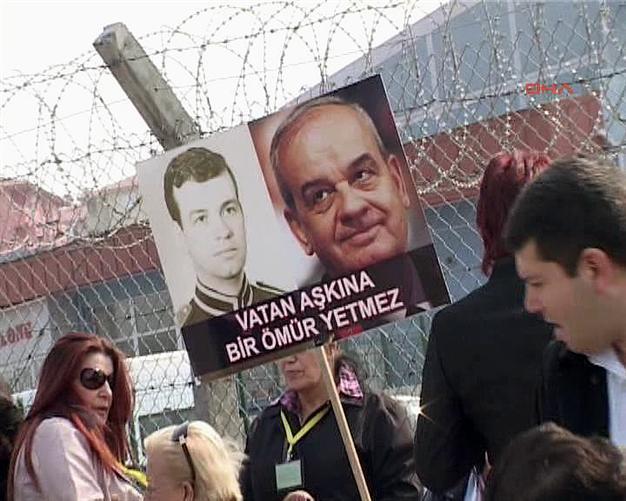 Facing e-coup charges, Başbuğ makes show of defiance in court