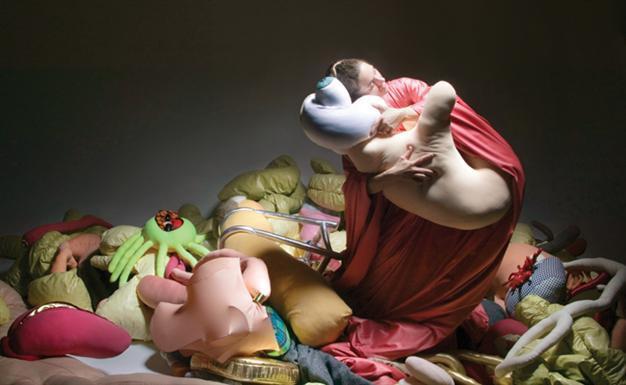 Swiss performance artist woos audience