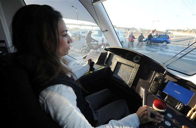 More female drivers mistakenly hit gas pedal: study