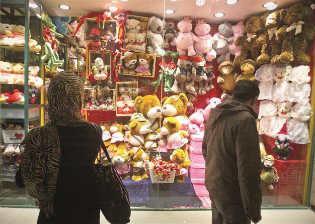 Love in the air for Iranians defying Valentine Day ban